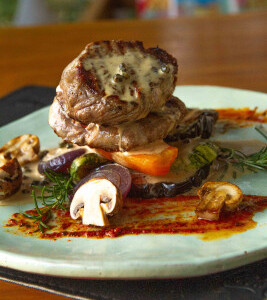 Lomito de res a la pimienta con vegetales asados